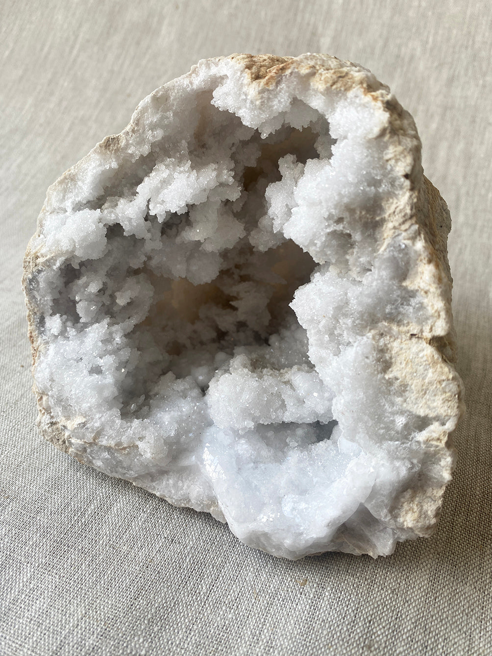 a large quartz geode crystals